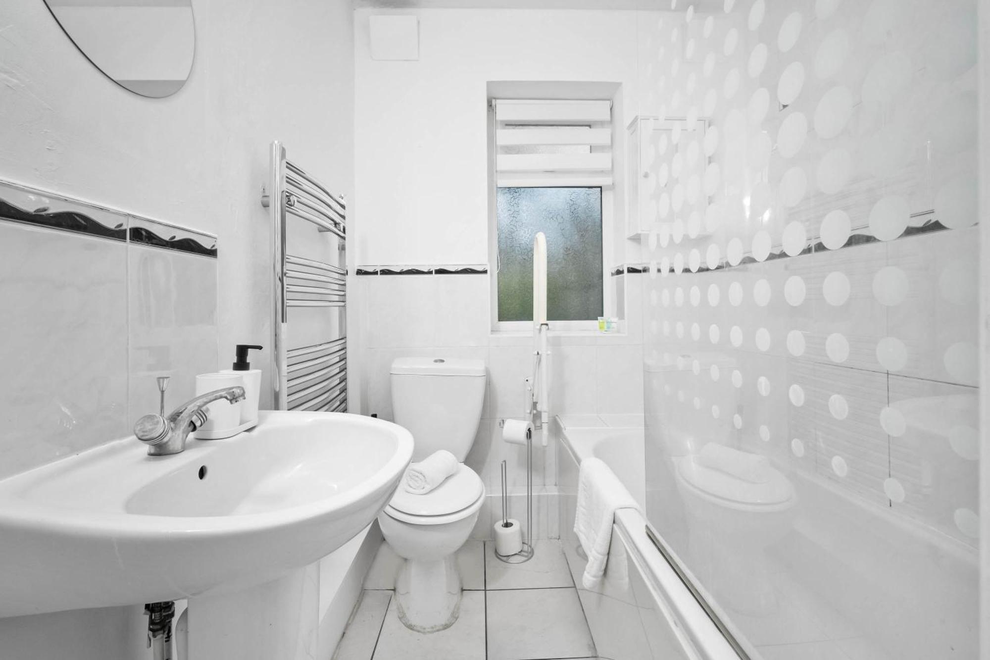 Luxury 3 Bedroom House - Garden - Parking - Interior Designed - Netflix - Wifi - 52h Holiday home *