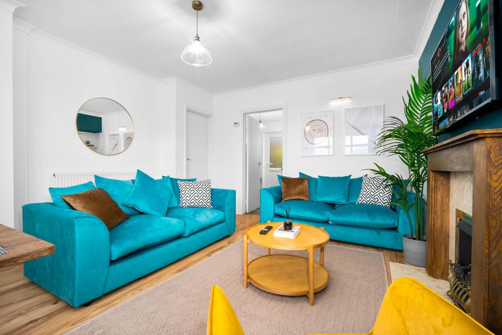Holiday home Luxury 3 Bedroom House - Garden - Parking - Interior Designed - Netflix - Wifi - 52h *