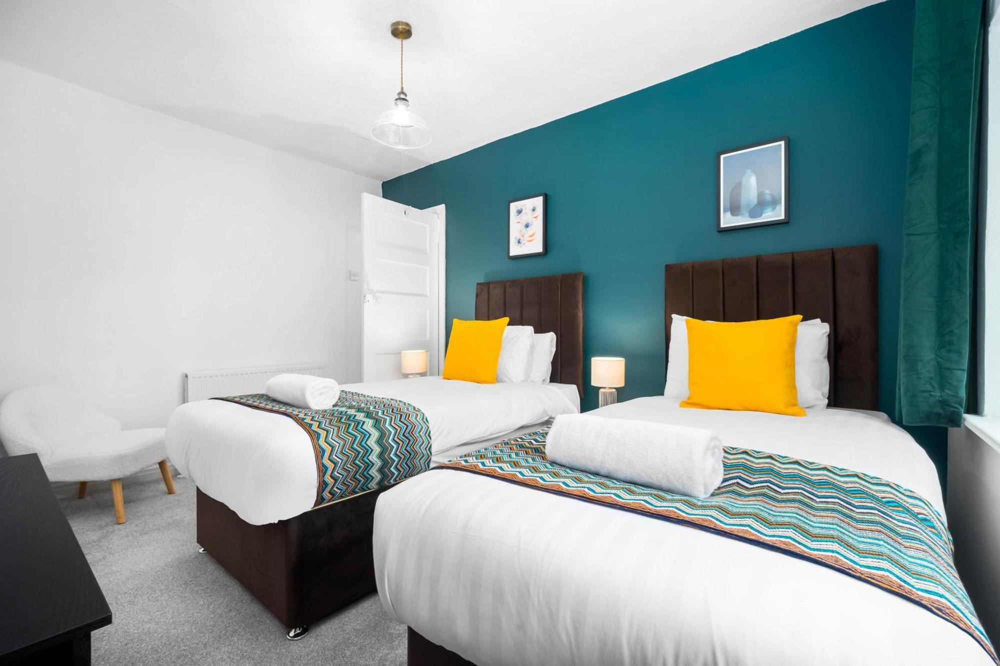 Holiday home Luxury 3 Bedroom House - Garden - Parking - Interior Designed - Netflix - Wifi - 52h *