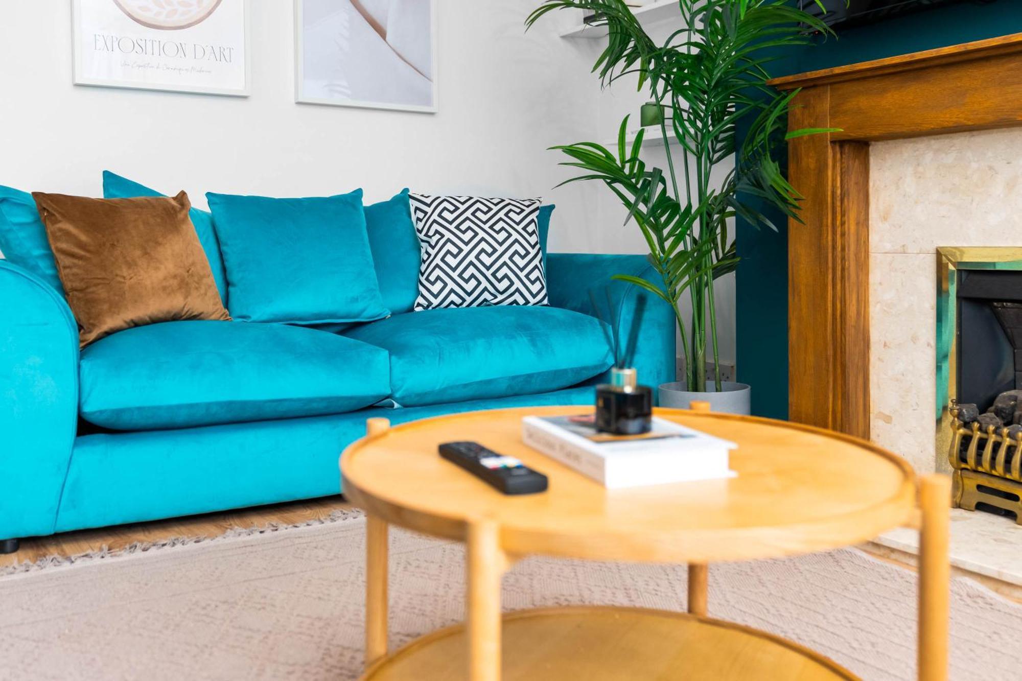 Holiday home Luxury 3 Bedroom House - Garden - Parking - Interior Designed - Netflix - Wifi - 52h *