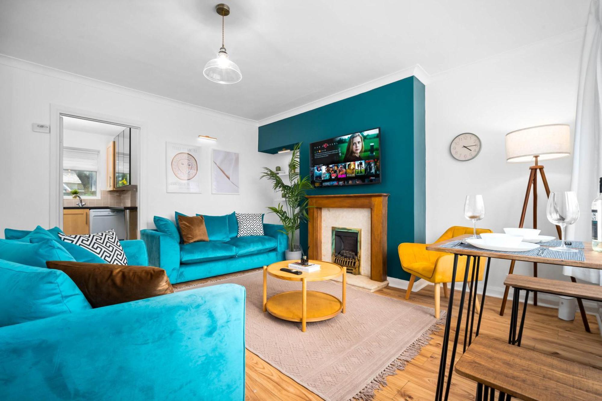 Luxury 3 Bedroom House - Garden - Parking - Interior Designed - Netflix - Wifi - 52h Holiday home *