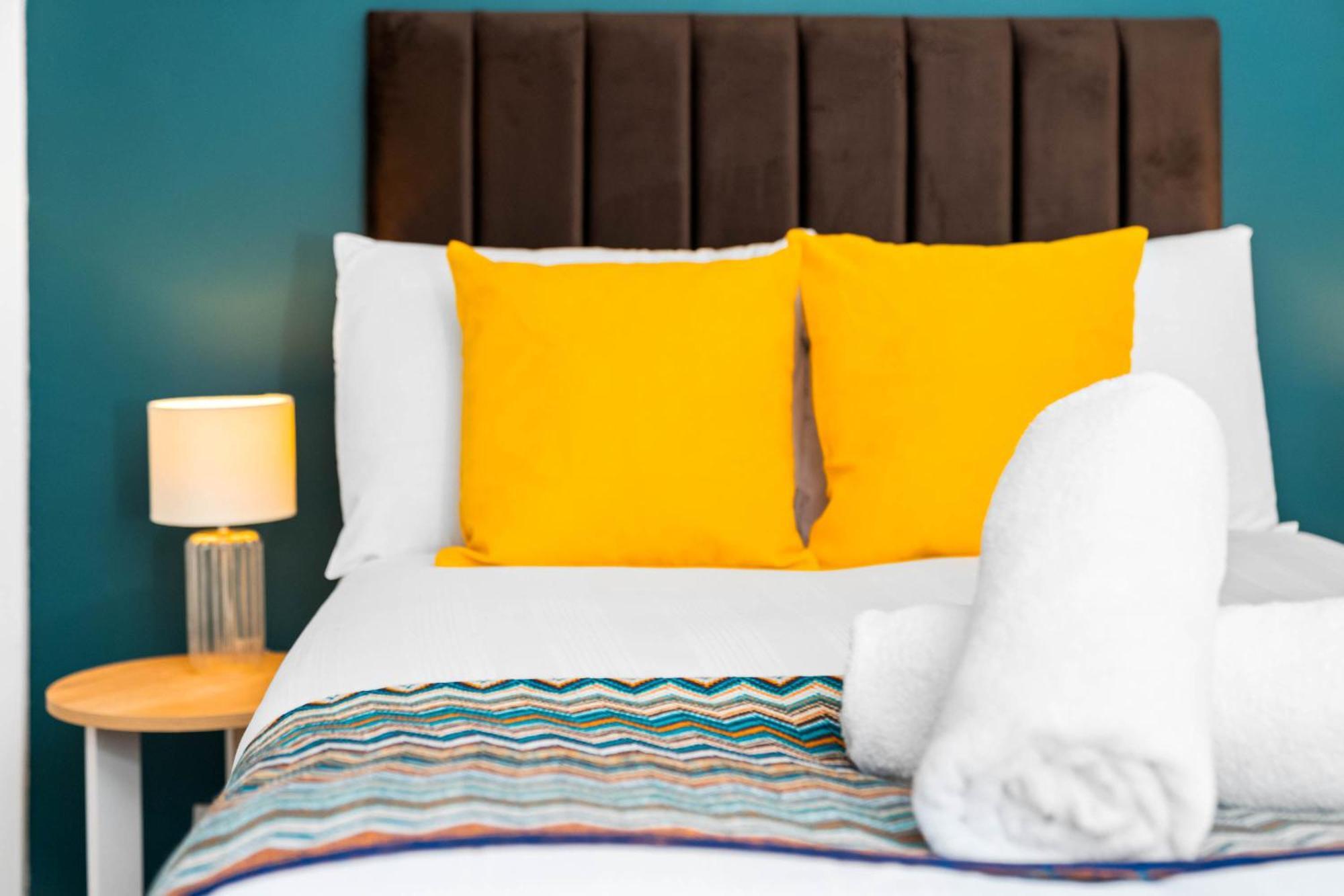 Luxury 3 Bedroom House - Garden - Parking - Interior Designed - Netflix - Wifi - 52h Сasa de vacaciones *